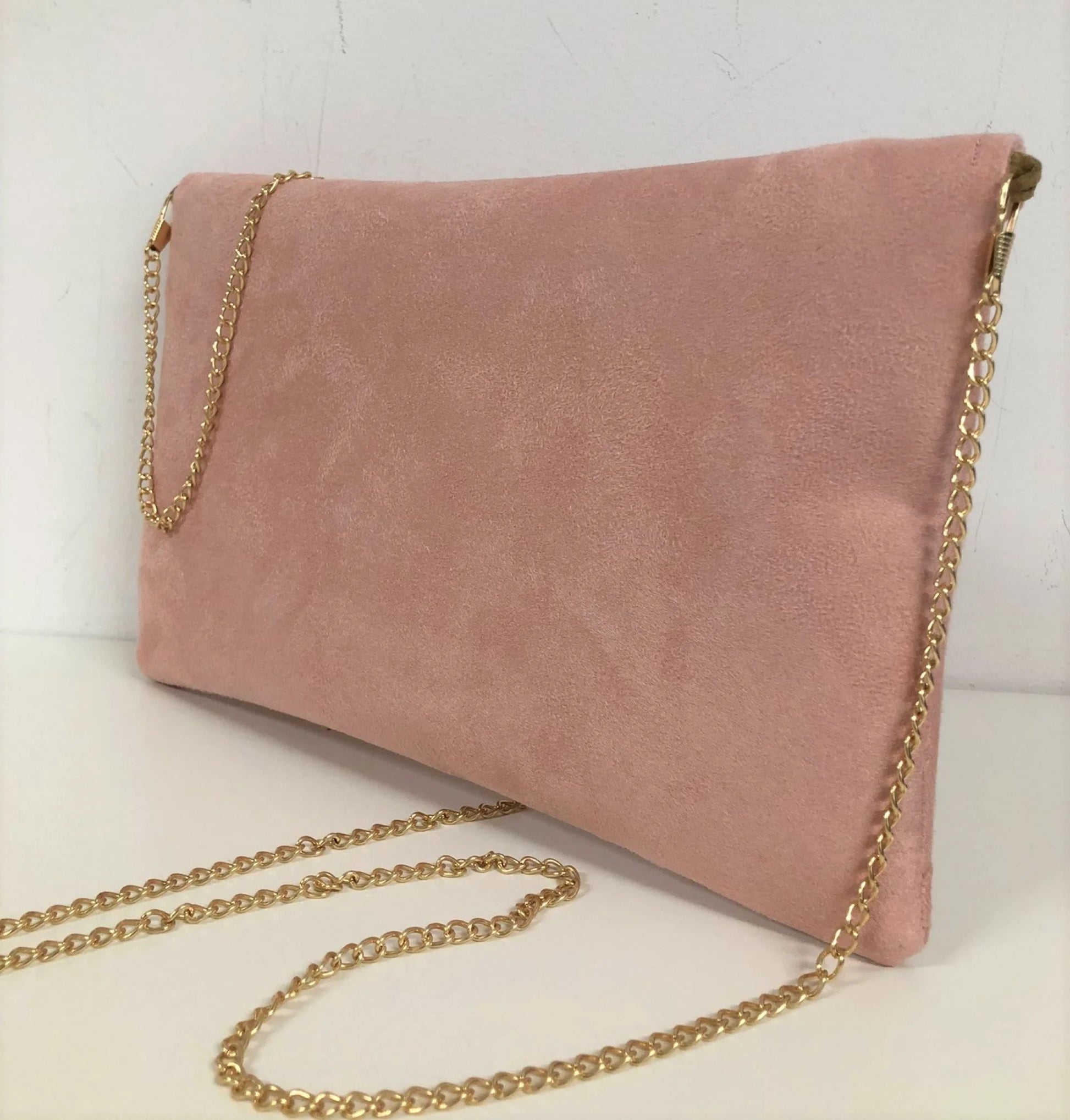 Vue arrière du sac pochette Isa rose poudré à paillettes dorées, avec chainette.