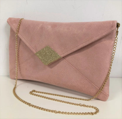 Le sac pochette Isa rose poudré à paillettes dorées, avec chainette amovible.