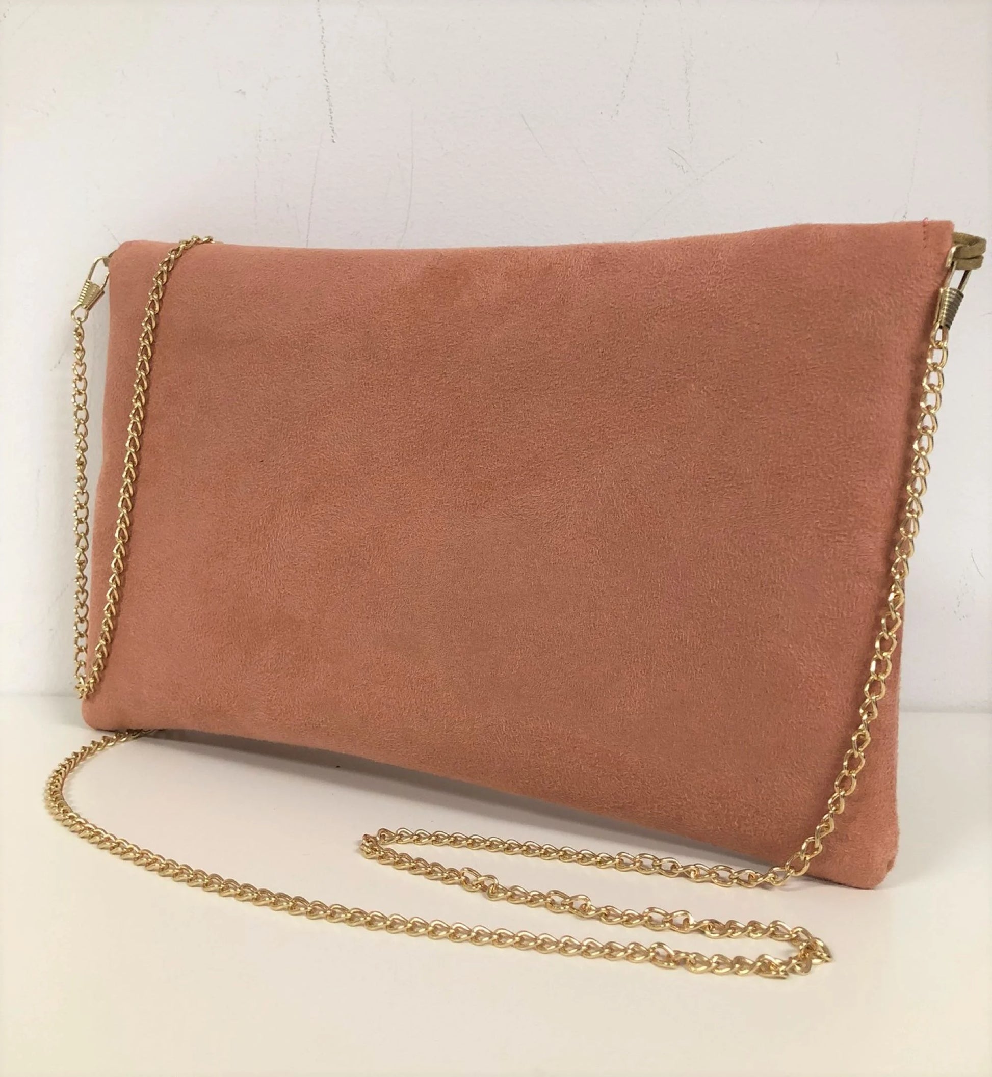 Le sac pochette Isa rose saumon à paillettes dorées, avec chainette amovible, vue de dos.