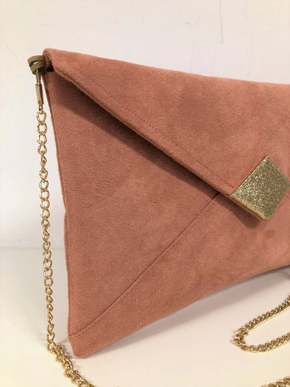 Le sac pochette Isa rose saumon à paillettes dorées, avec chainette amovible.