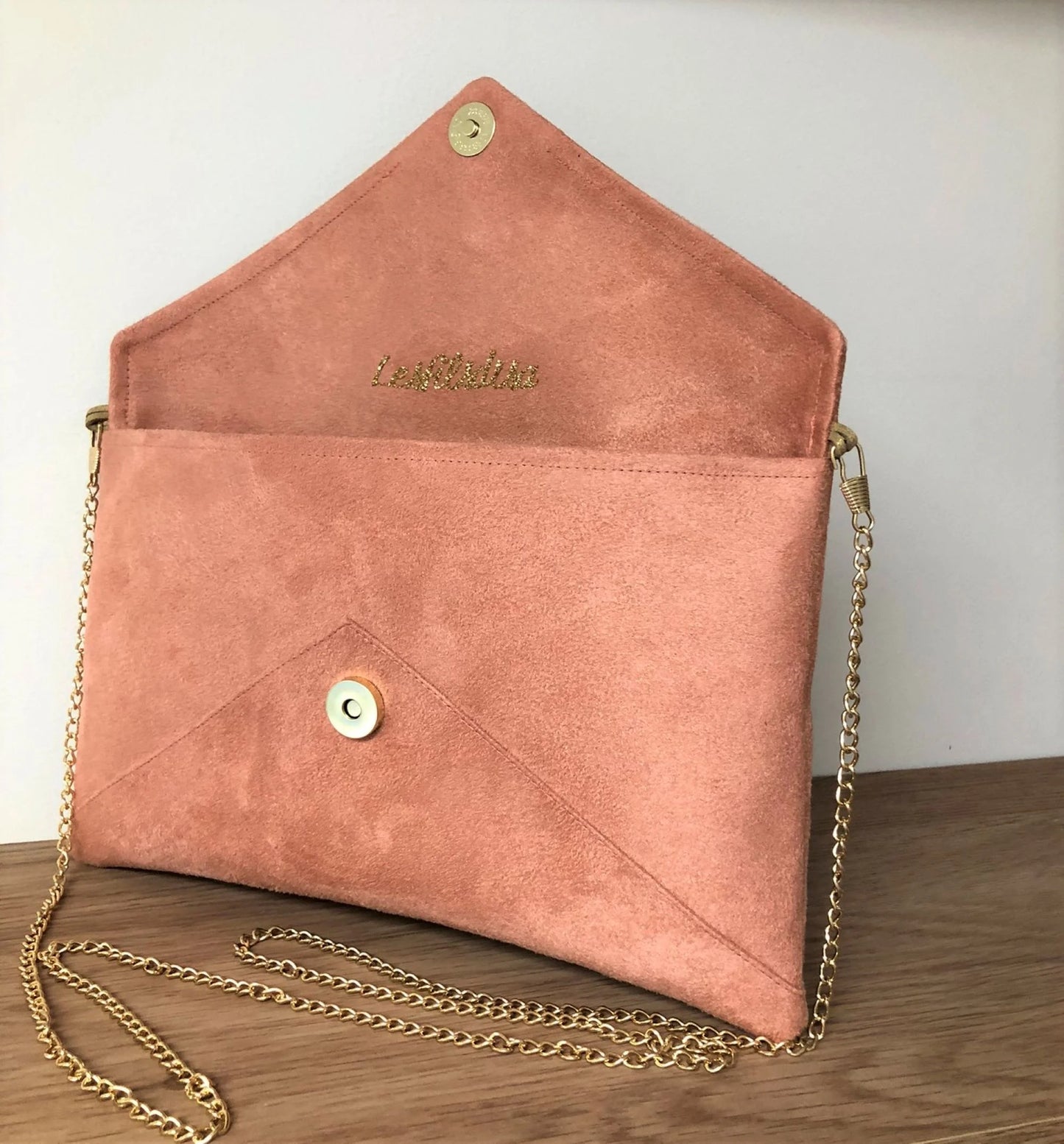 Le sac pochette Isa rose saumon à paillettes dorées, avec chainette amovible, ouvert.