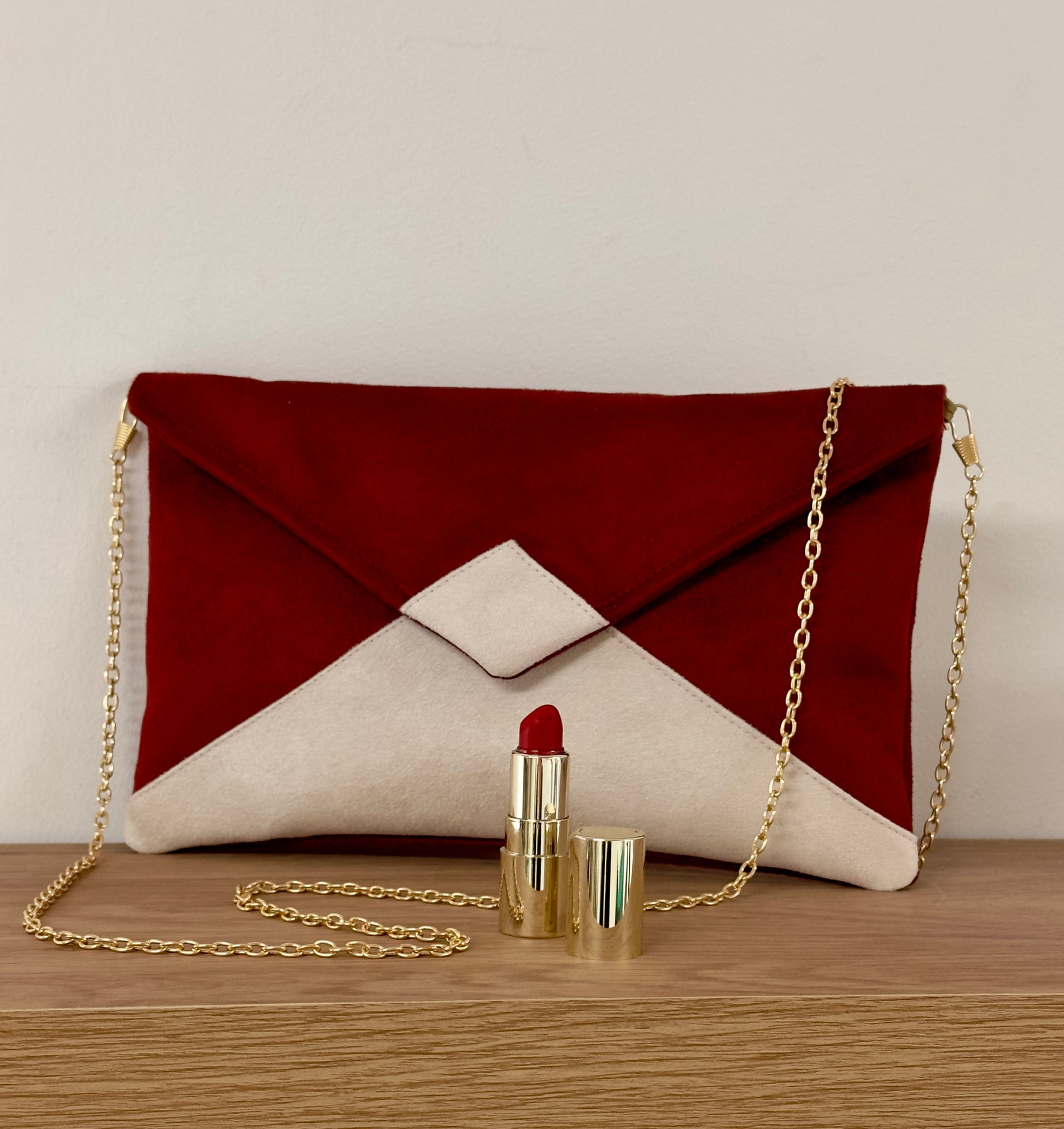 Le sac pochette Isa rouge et ivoire sans paillettes, avec chainette.