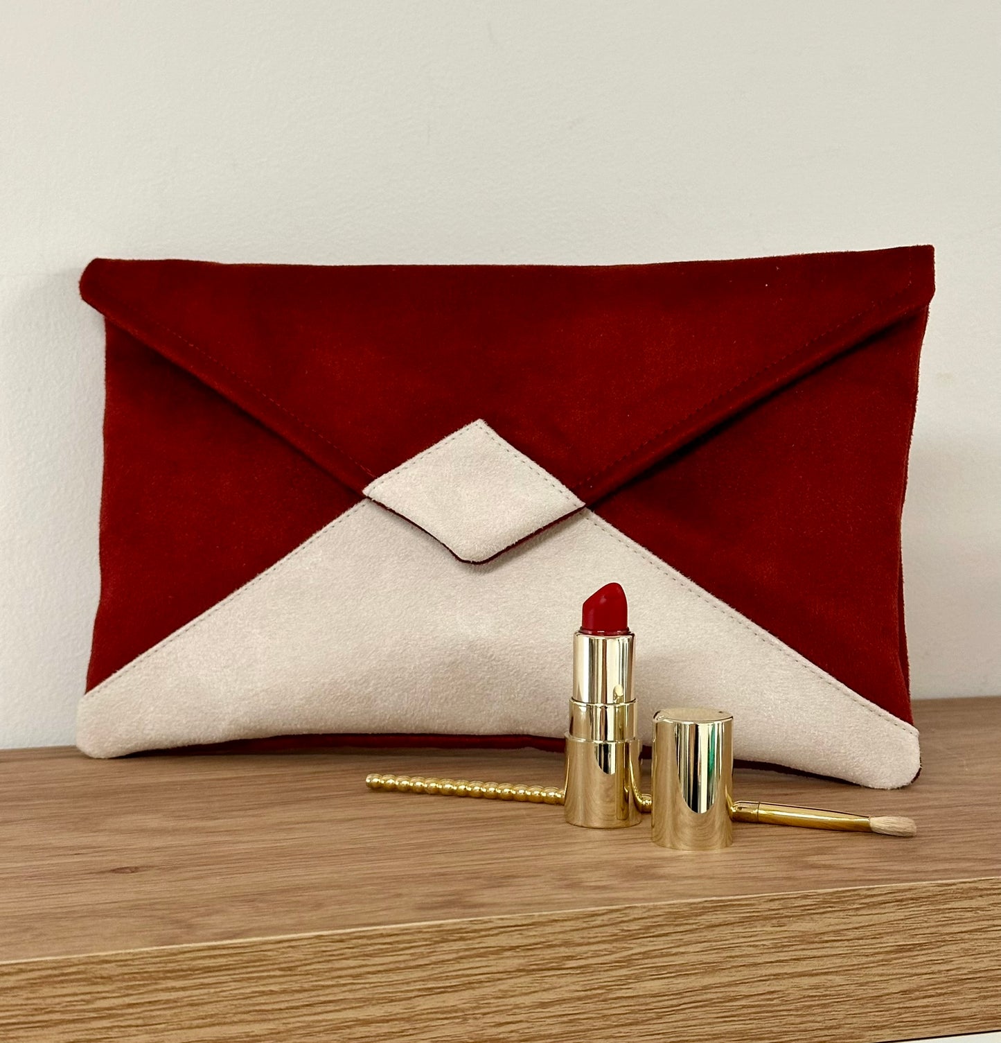 Le sac pochette Isa rouge et ivoire sans paillettes et sans chainette.