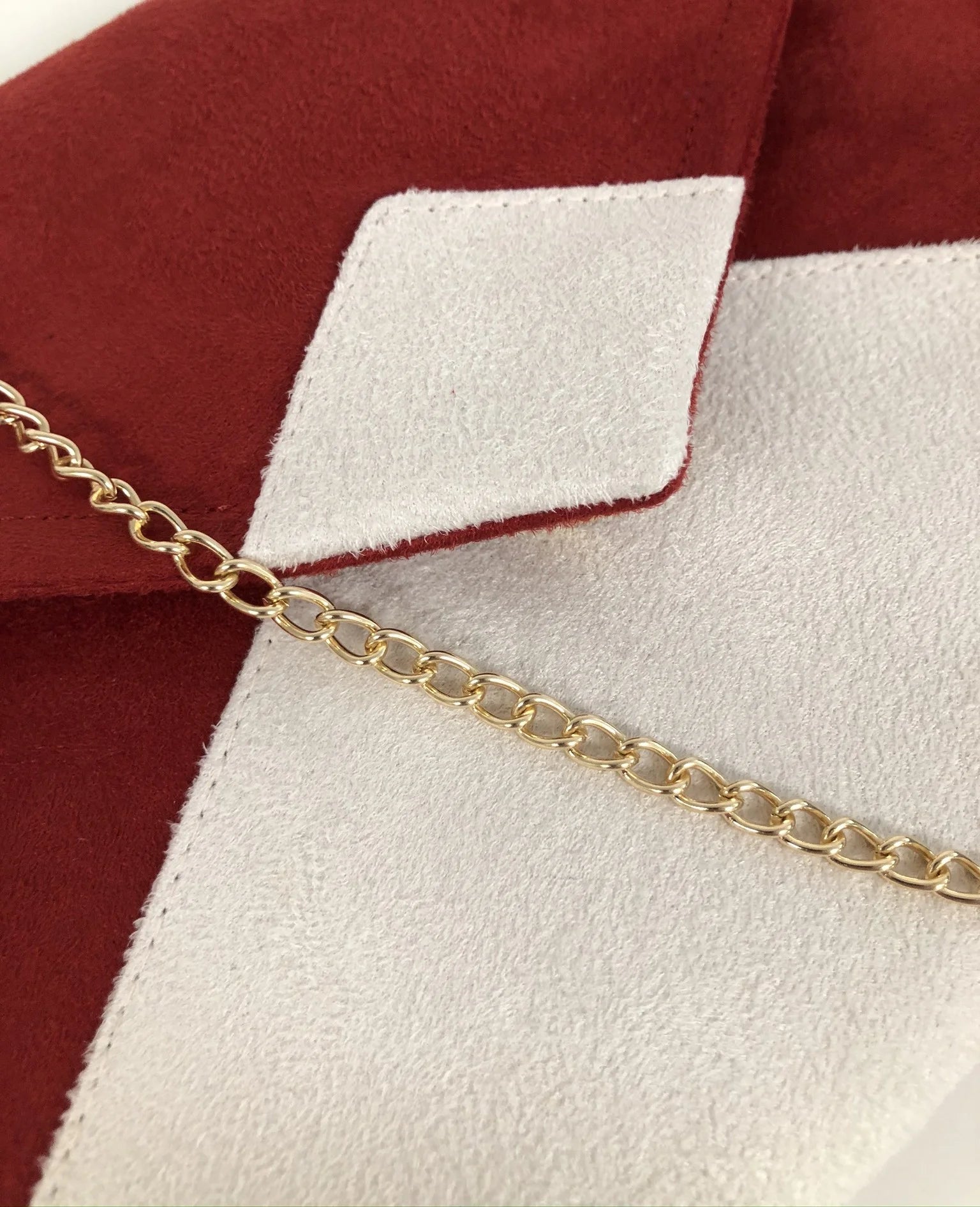 détail rabat sac pochette Isa rouge ivoire sans paillettes chainette dorée