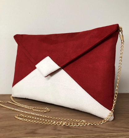 Le sac pochette Isa rouge et ivoire sans paillettes, avec chainette amovible.