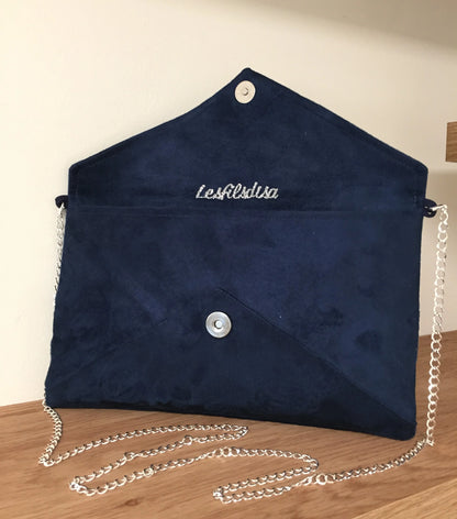 Le sac pochette Isa en suédine bleu marine avec paillettes argentées , ouvert.