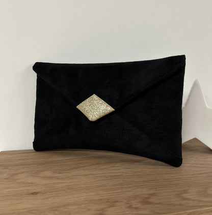 Le sac pochette Isa en suédine noire à paillettes dorées, sans chainette.