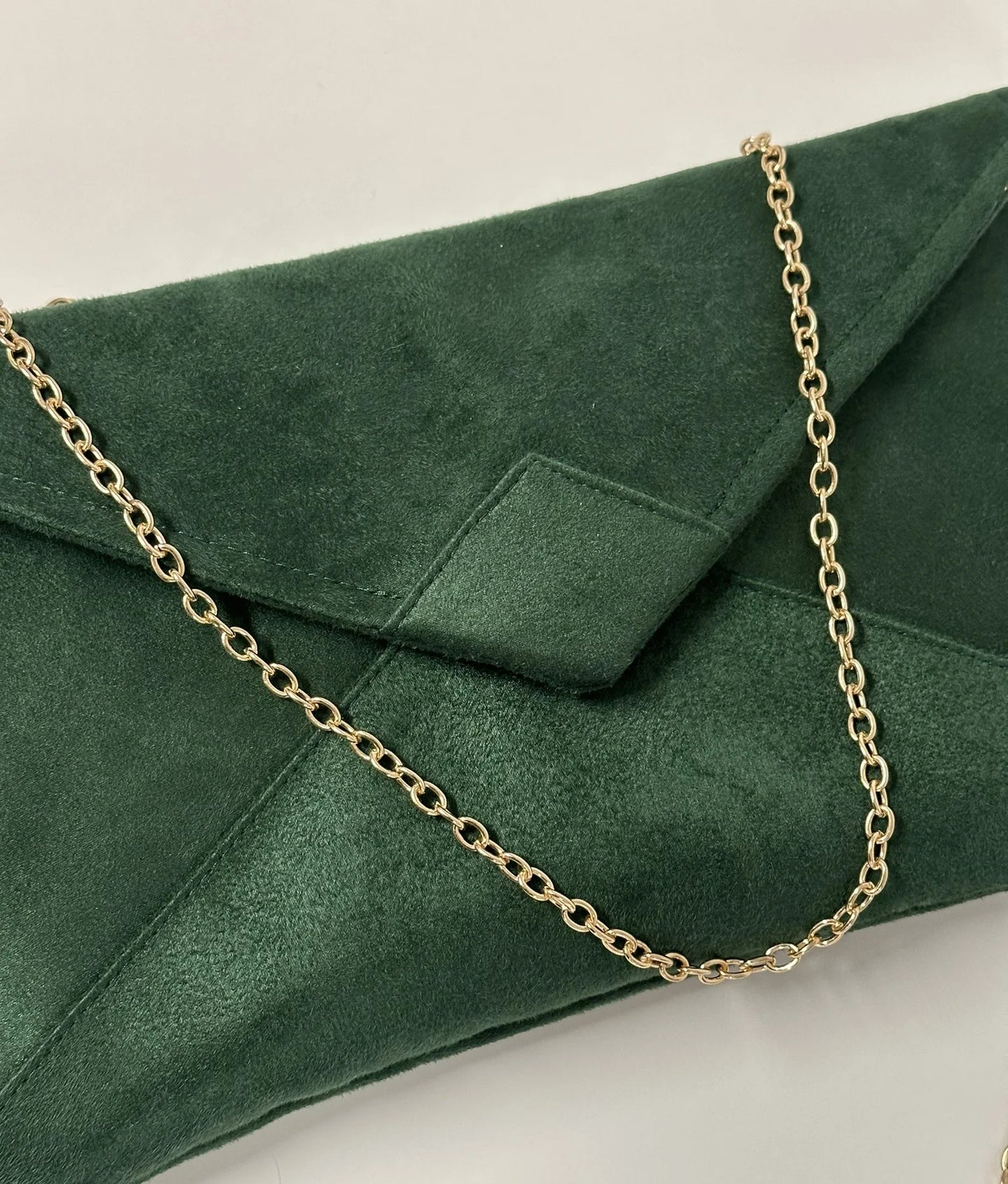 Vue détaillée du sac pochette Isa vert sapin.