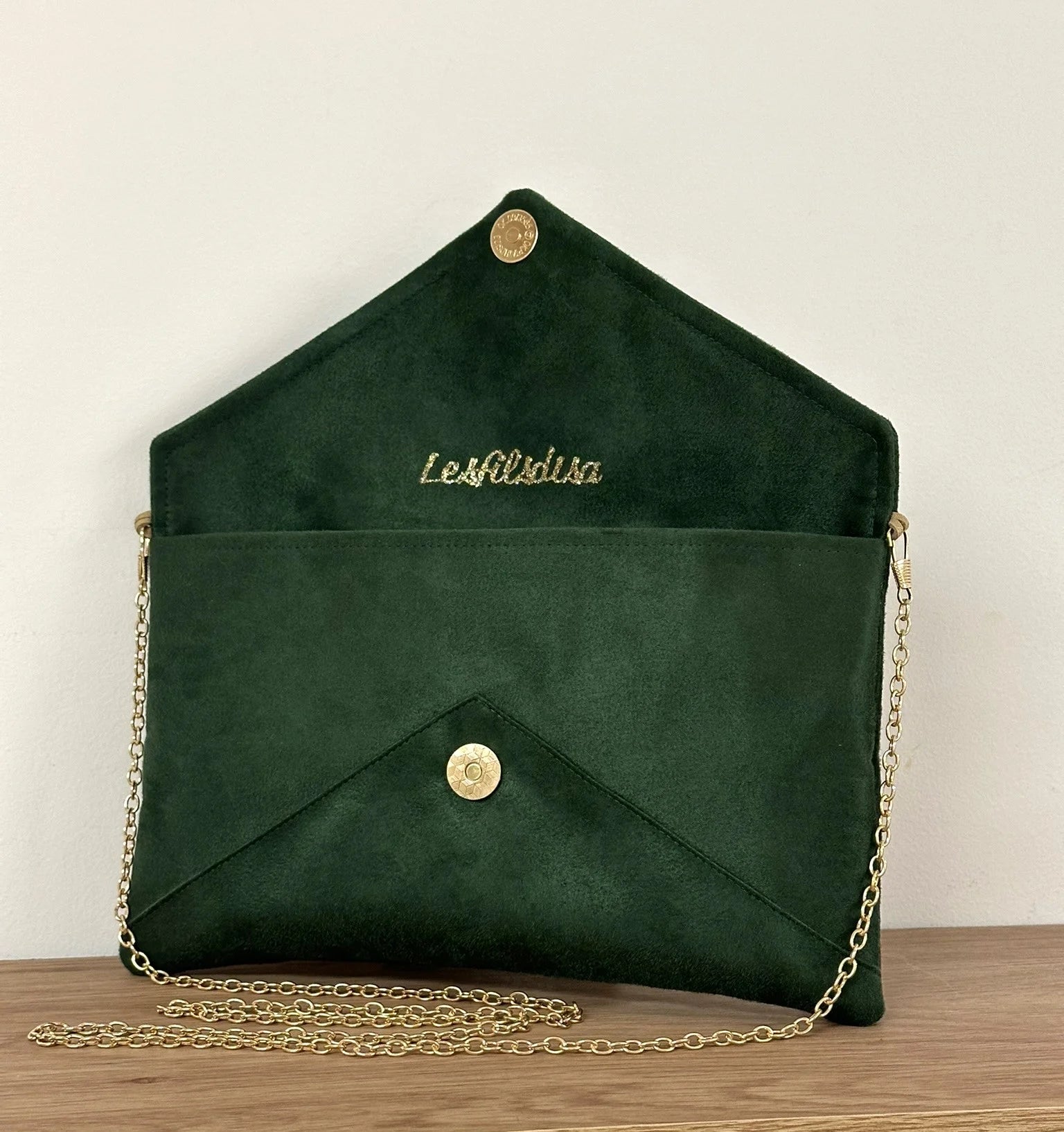 Le sac pochette Isa vert sapin, ouvert.