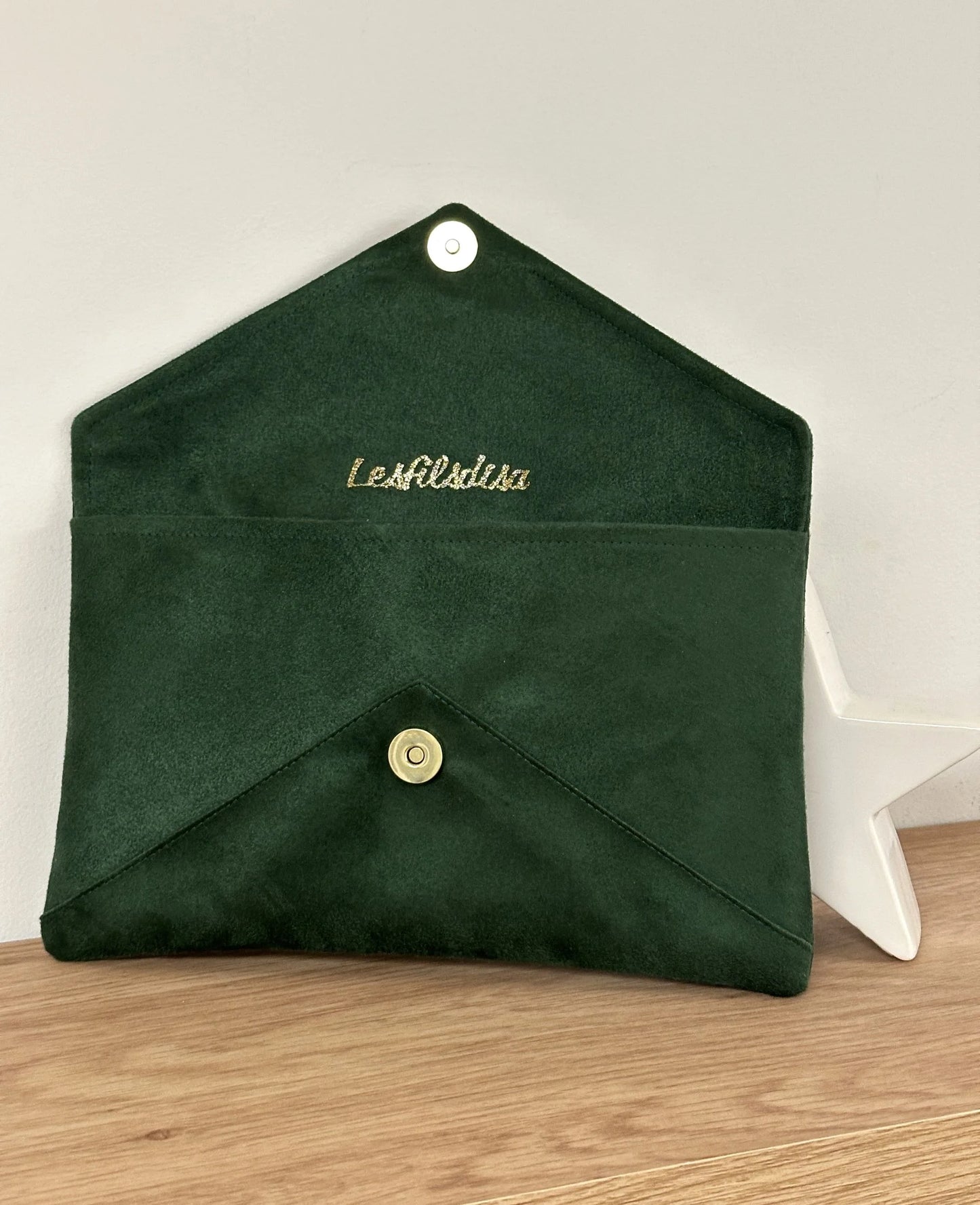 Le sac pochette Isa vert sapin et lin doré, ouvert.