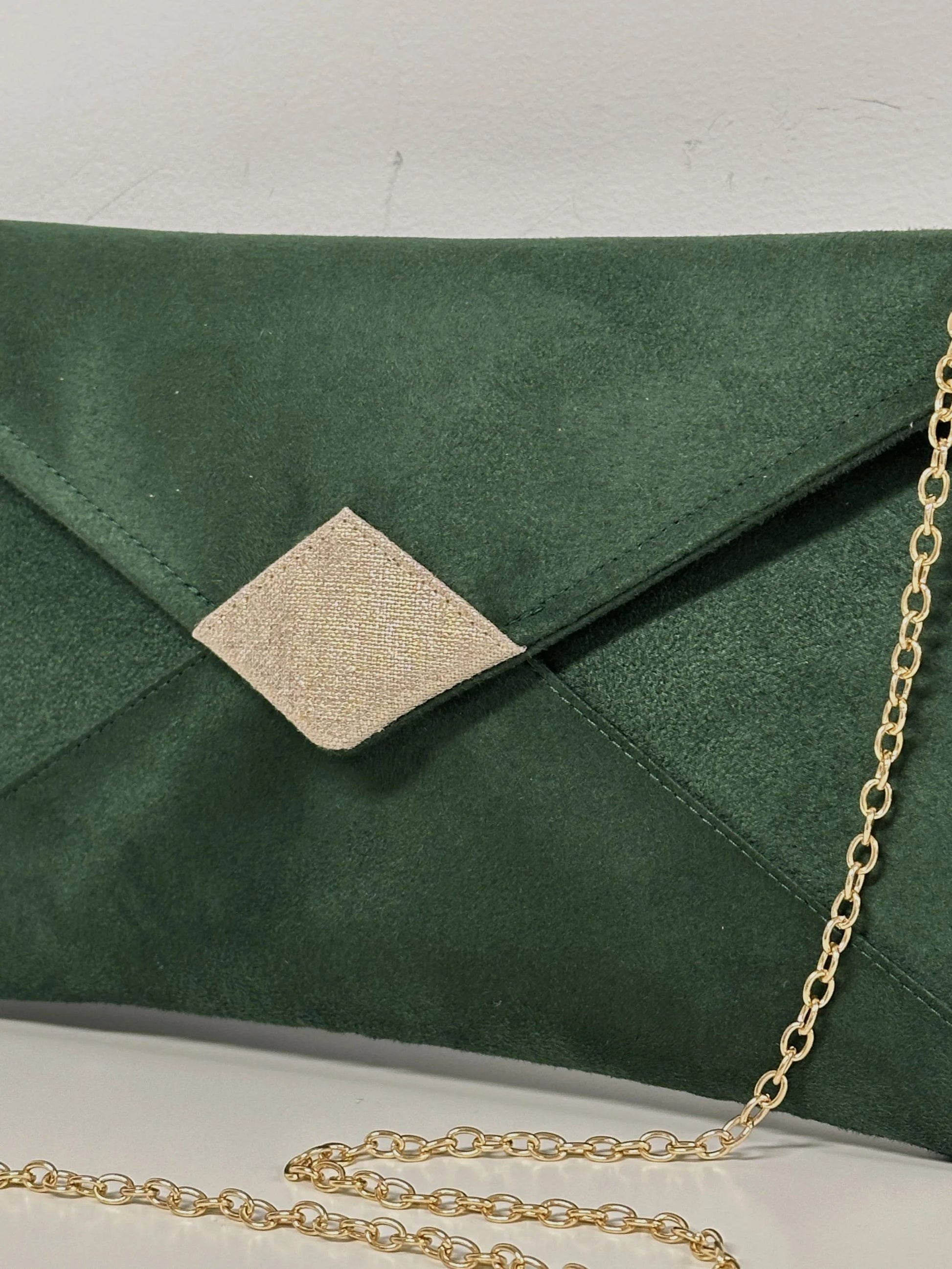Vue détaillée du lin doré sur le  sac pochette Isa vert sapin.