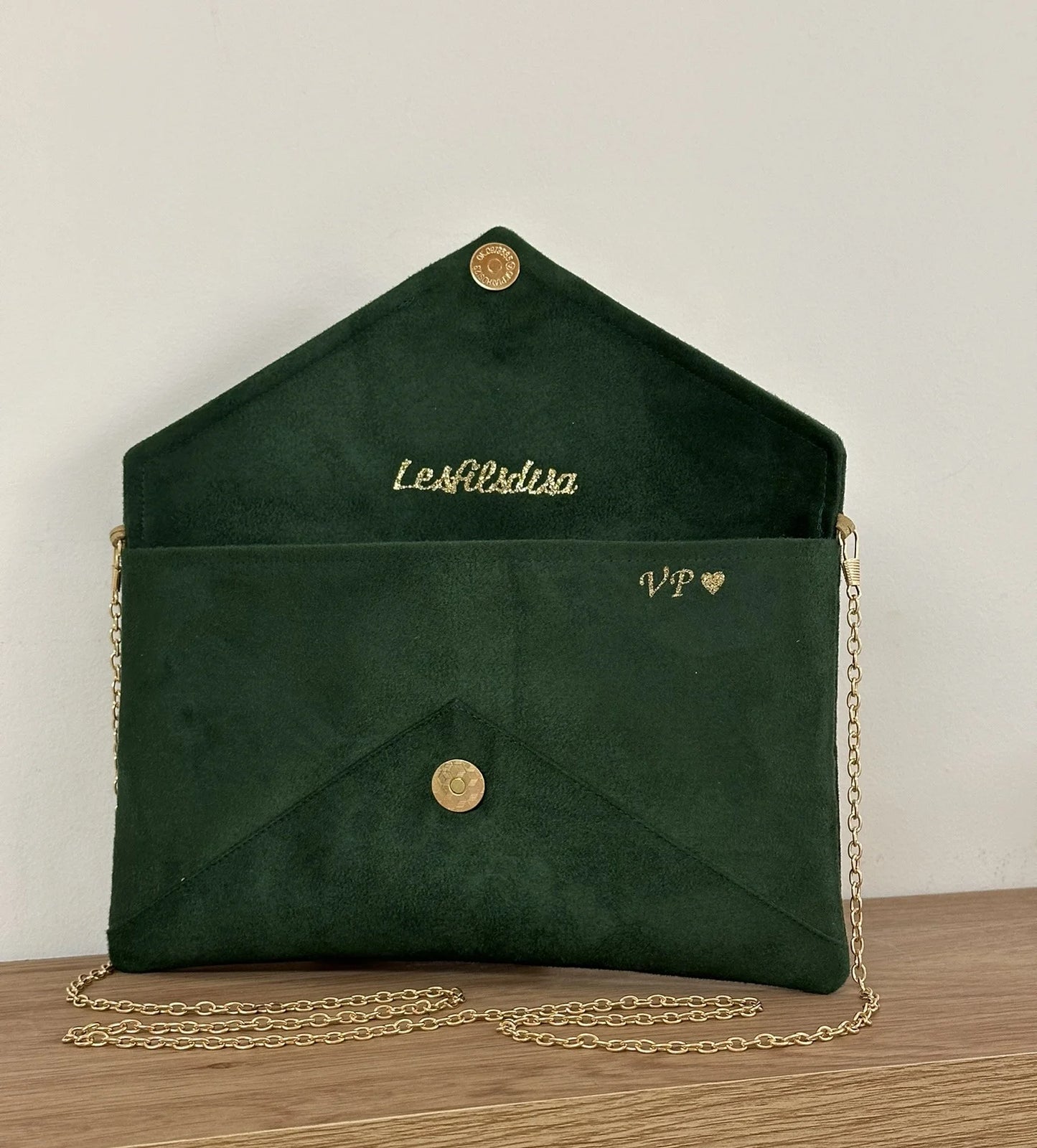 Exemple de personnalisation intérieure du sac pochette Isa vert sapin et lin doré.