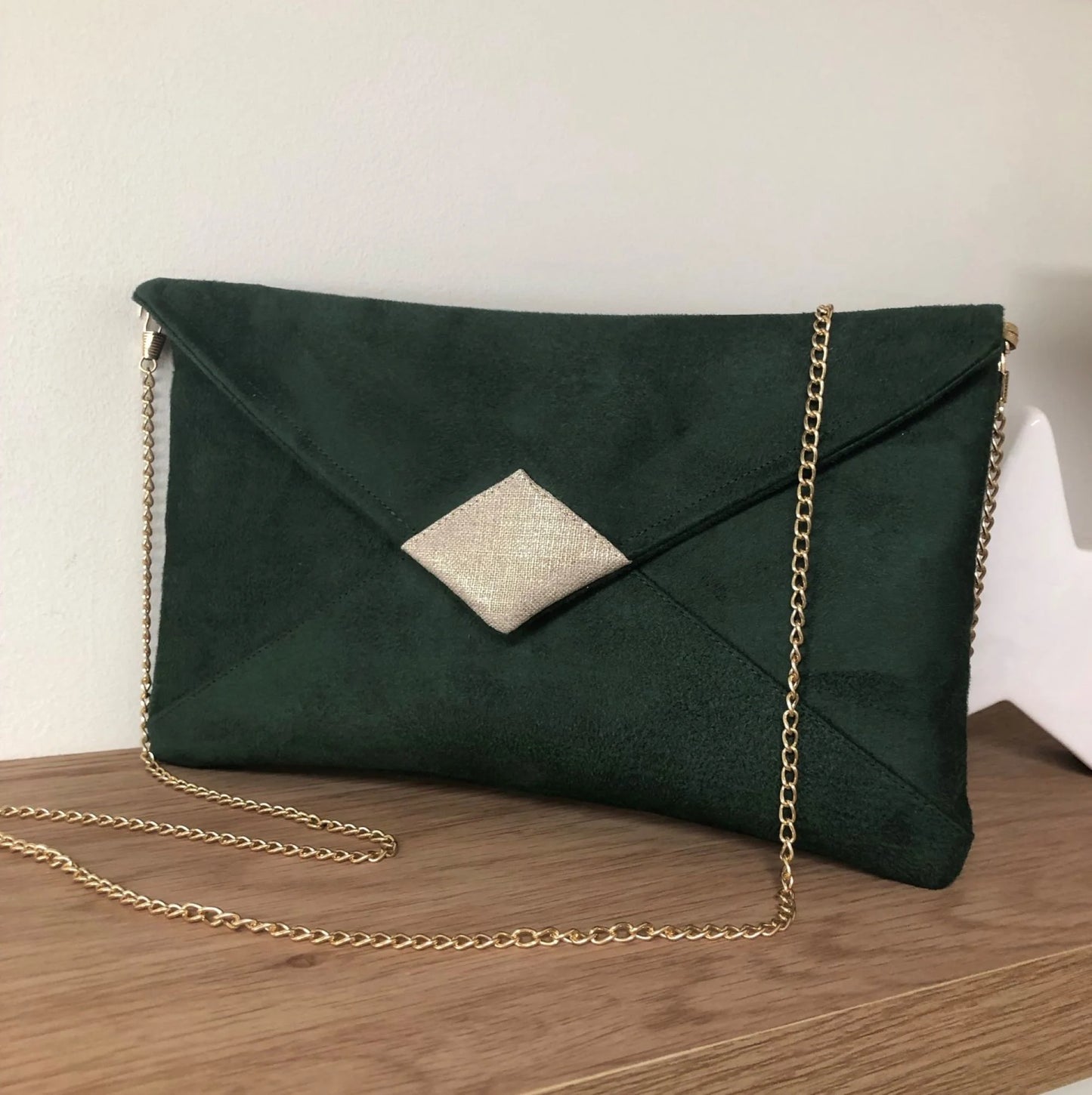 Le sac pochette Isa vert sapin et lin doré, vue de face avant.