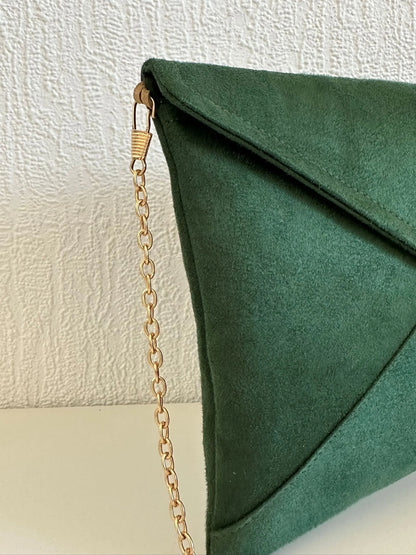 La chainette dorée amovible du sac pochette Isa vert sapin et paillettes dorées.