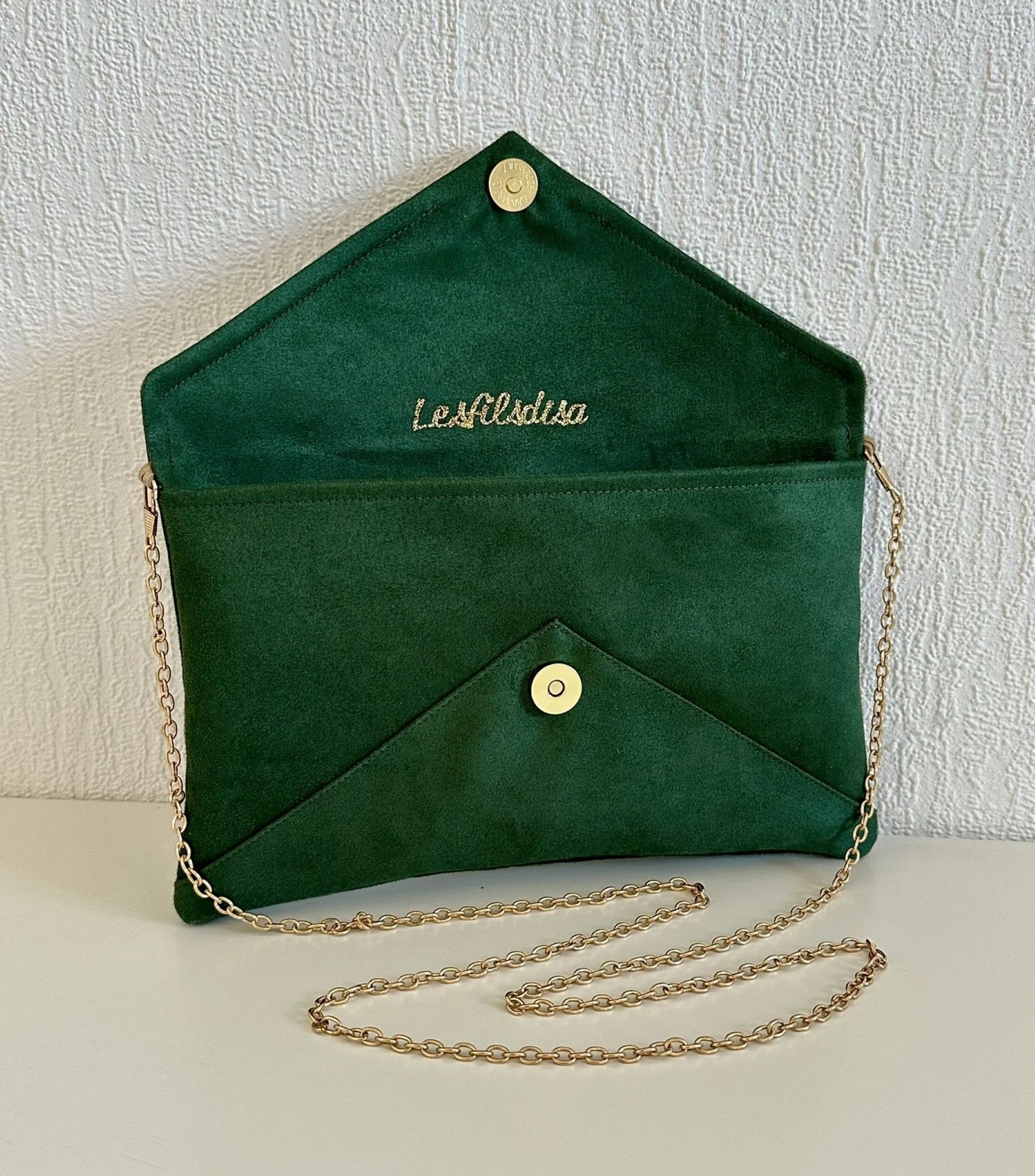 Le sac pochette Isa vert sapin et paillettes dorées, ouvert.