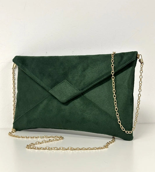 Le sac pochette Isa vert sapin et sa chainette dorée amovible.