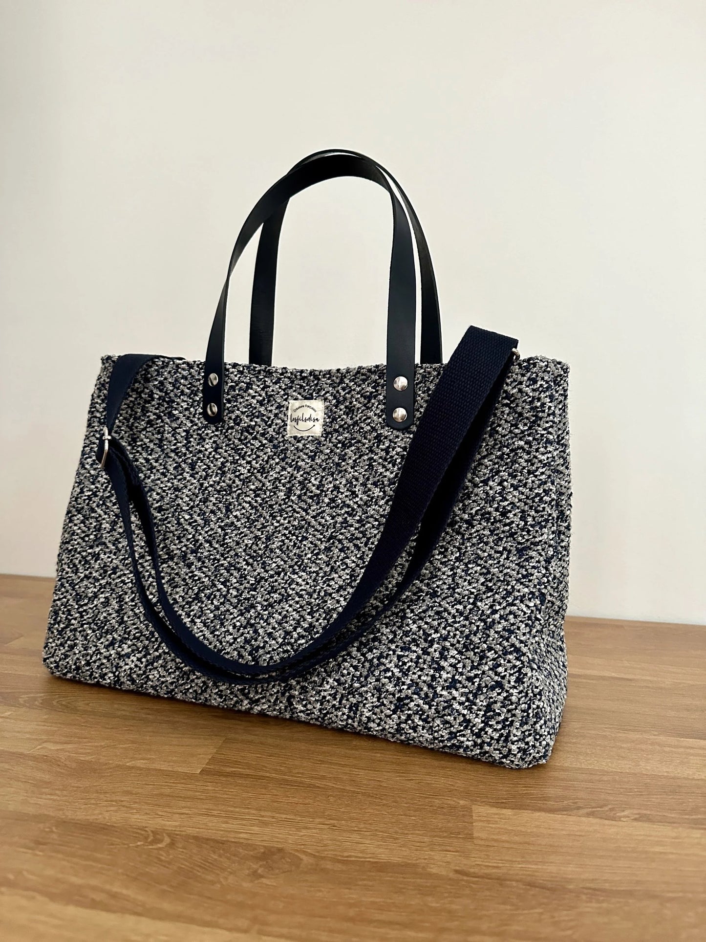 Le sac shopper bleu chiné, vue de face avant avec sa bandoulière réglable et amovible.