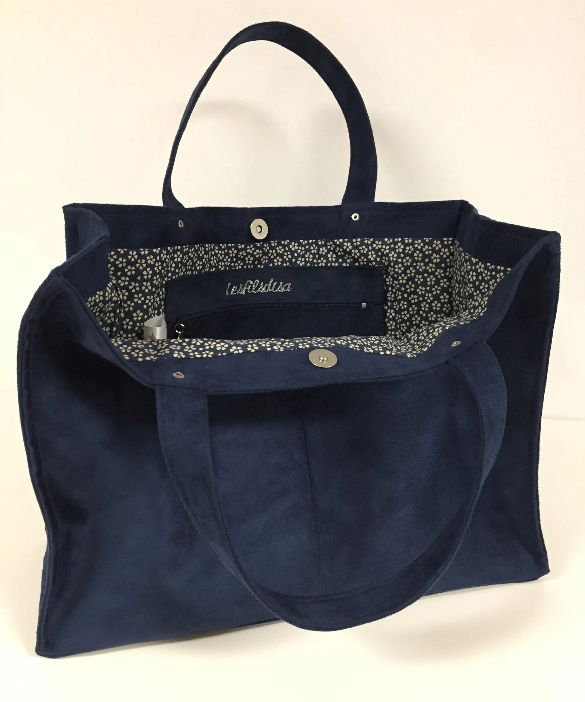 La coupe structurée du sac Shopper bleu marine.