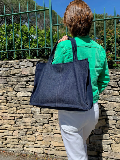 Le sac shopper porté à l'épaule.