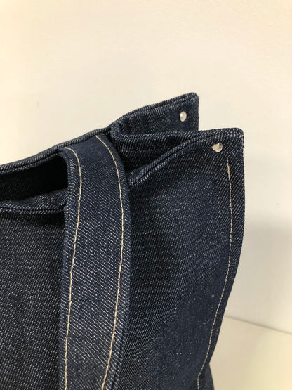 Vue détaillée de l'anse du sac shopper denim.