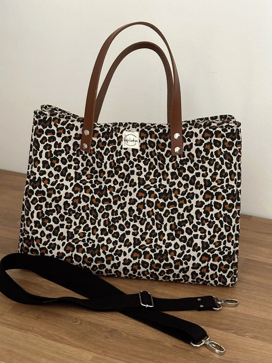 Le sac Shopper léopard avec sa bandoulière réglable amovible.