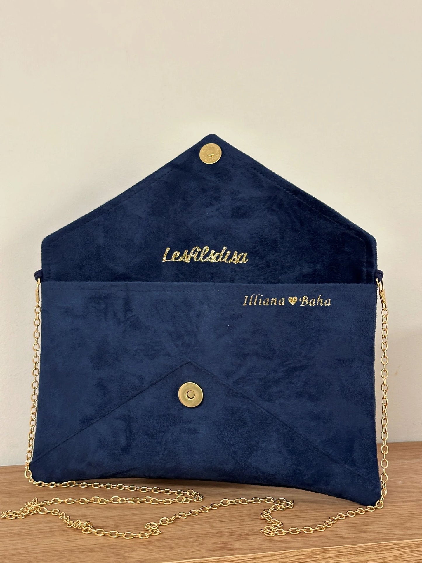 Exemple de personnalisation intérieure du sac pochette Isa bleu marine à paillettes dorées.