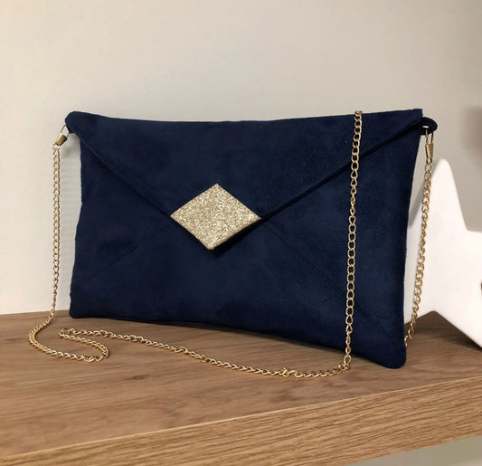 Le sac pochette Isa bleu marine à paillettes dorées, avec chainette amovible.