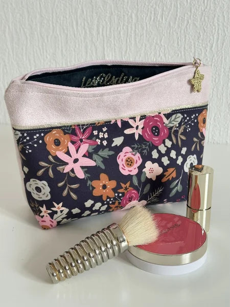Vue d'ensemble de la trousse à maquillage fleurie rose et bleu, présentée avec du maquillage ( non fourni)