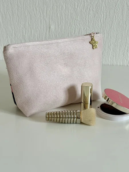 Vue arrière de la trousse à maquillage fleurie rose et bleu.
