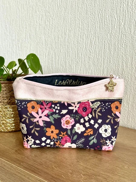 La trousse à maquillage fleurie rose et bleu, vue de face avant.