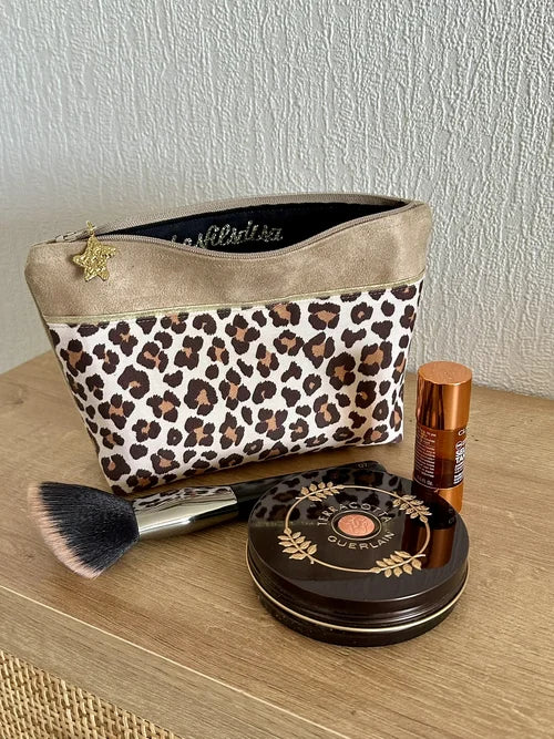 La trousse à maquillage léopard, ouverte.