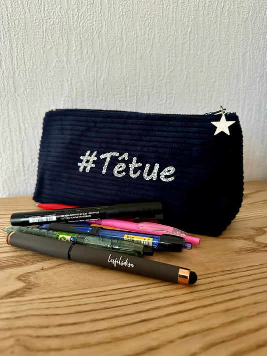 Vue de face de la trousse scolaire en velours bleu personnalisable.