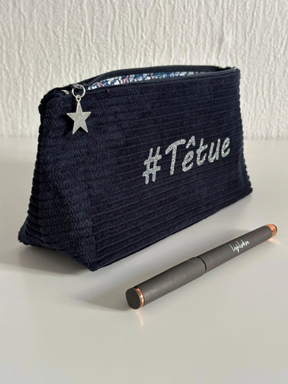 La trousse scolaire en velours bleu personnalisable, ouverte.