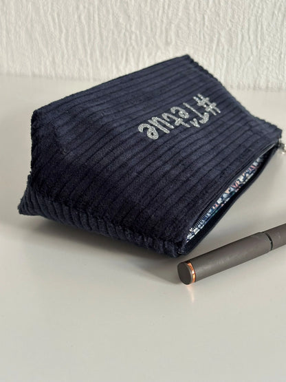 Vue latérale de la trousse scolaire en velours bleu.