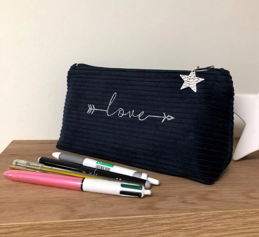 La trousse à stylos en velours cotelé bleu marine love, vue de face.