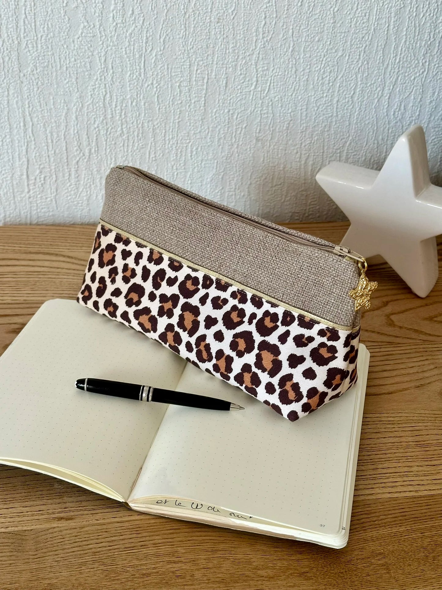 Vue d'ensemble de La trousse à stylos léopard en lin.