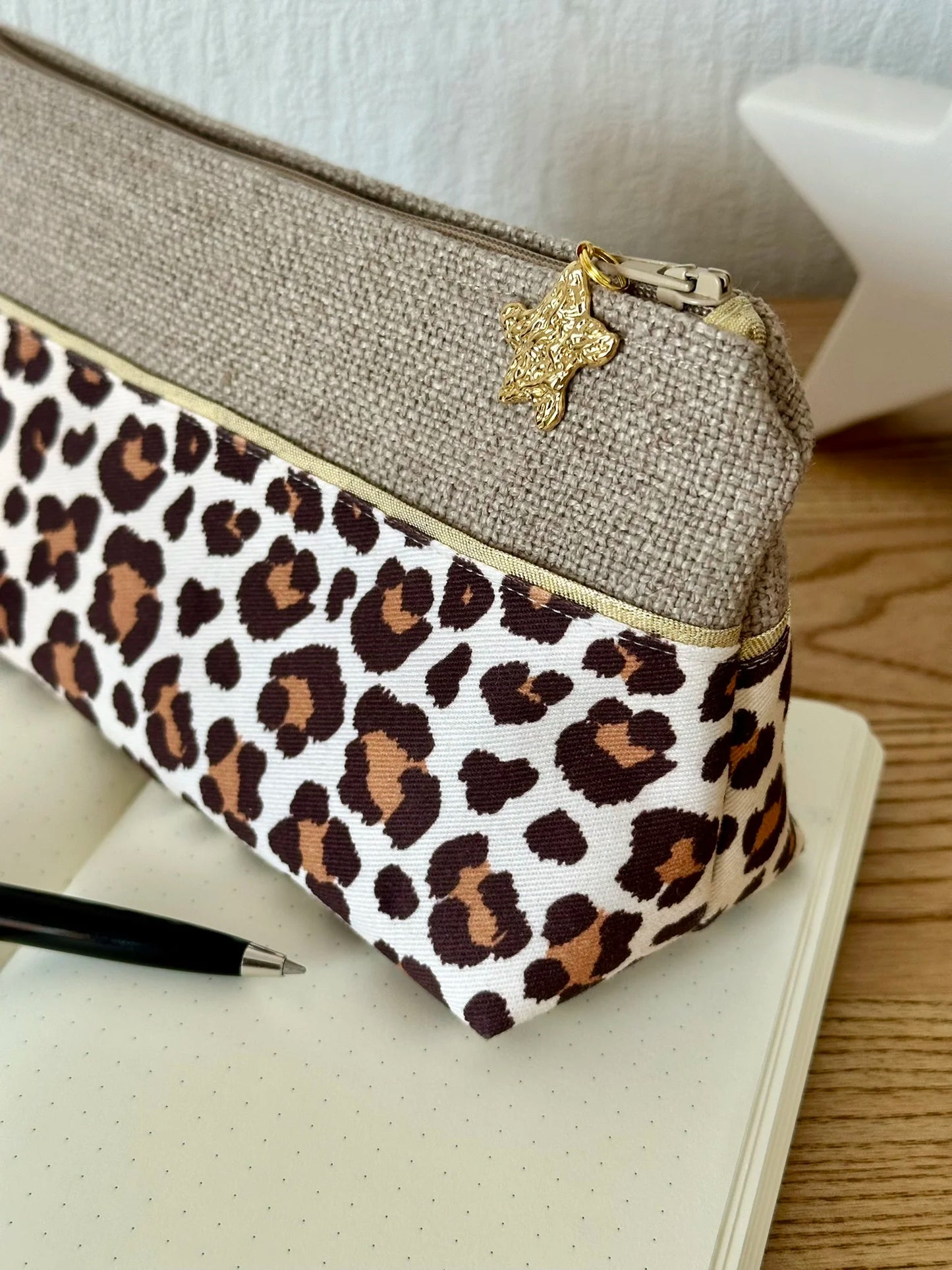 Vue détaillée de la La trousse à stylos léopard en lin.