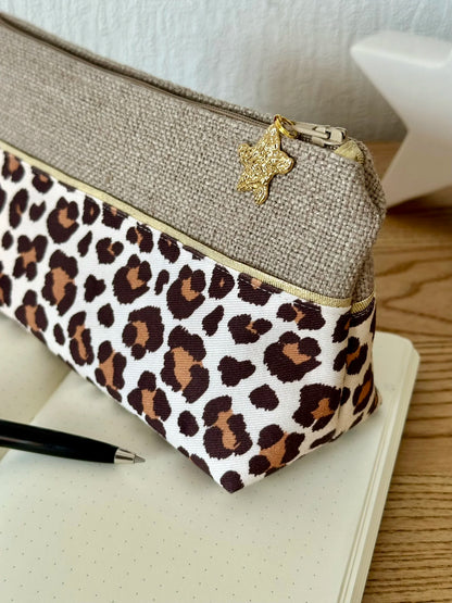 Vue détaillée de la La trousse à stylos léopard en lin.