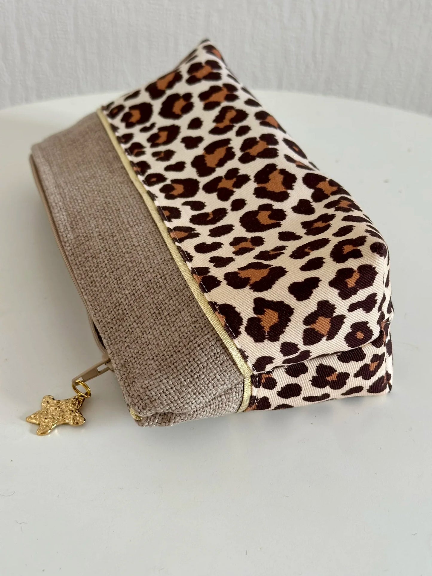 Vue latérale de La trousse à stylos léopard en lin.