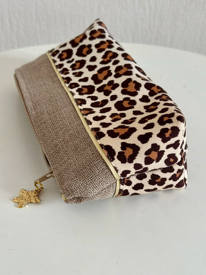 Vue latérale de La trousse à stylos léopard en lin.