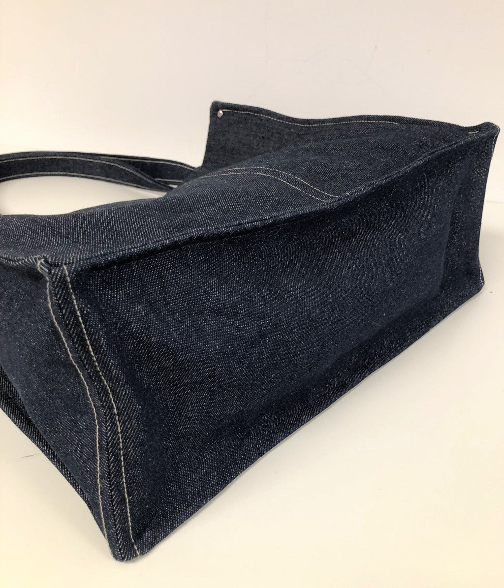 Les surpiqures contrastantes du sac shopper Denim