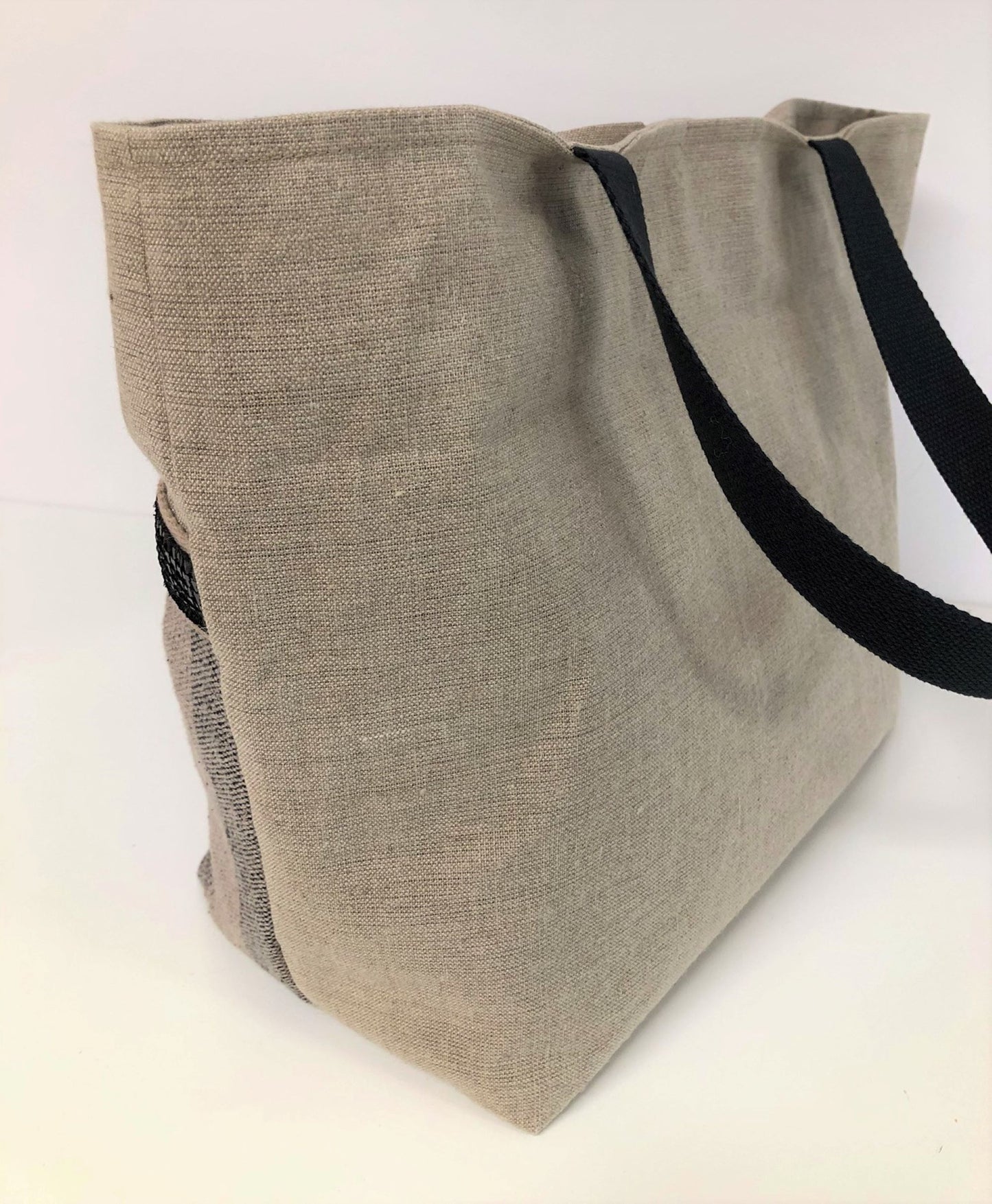 Isa shopping bag in linen with wide stripes and black sequins