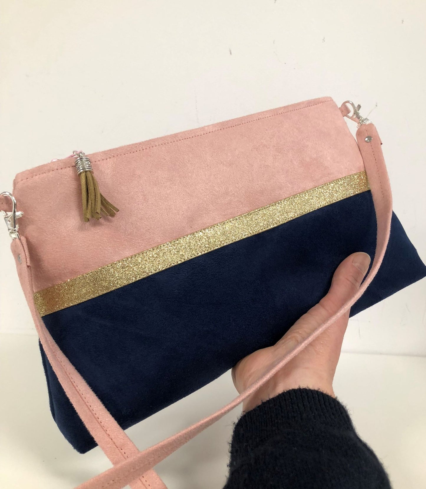 Le sac bandoulière Isa rose poudré et bleu marine à paillettes dorées