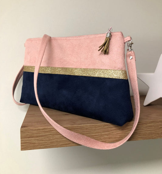 Le sac bandoulière Isa rose poudré et bleu marine à paillettes dorées
