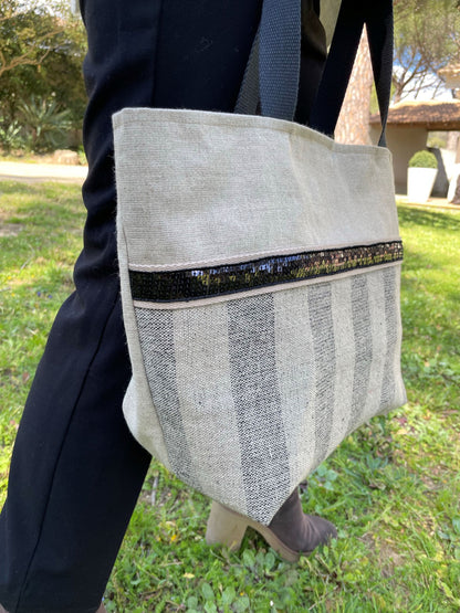 Isa shopping bag in linen with wide stripes and black sequins