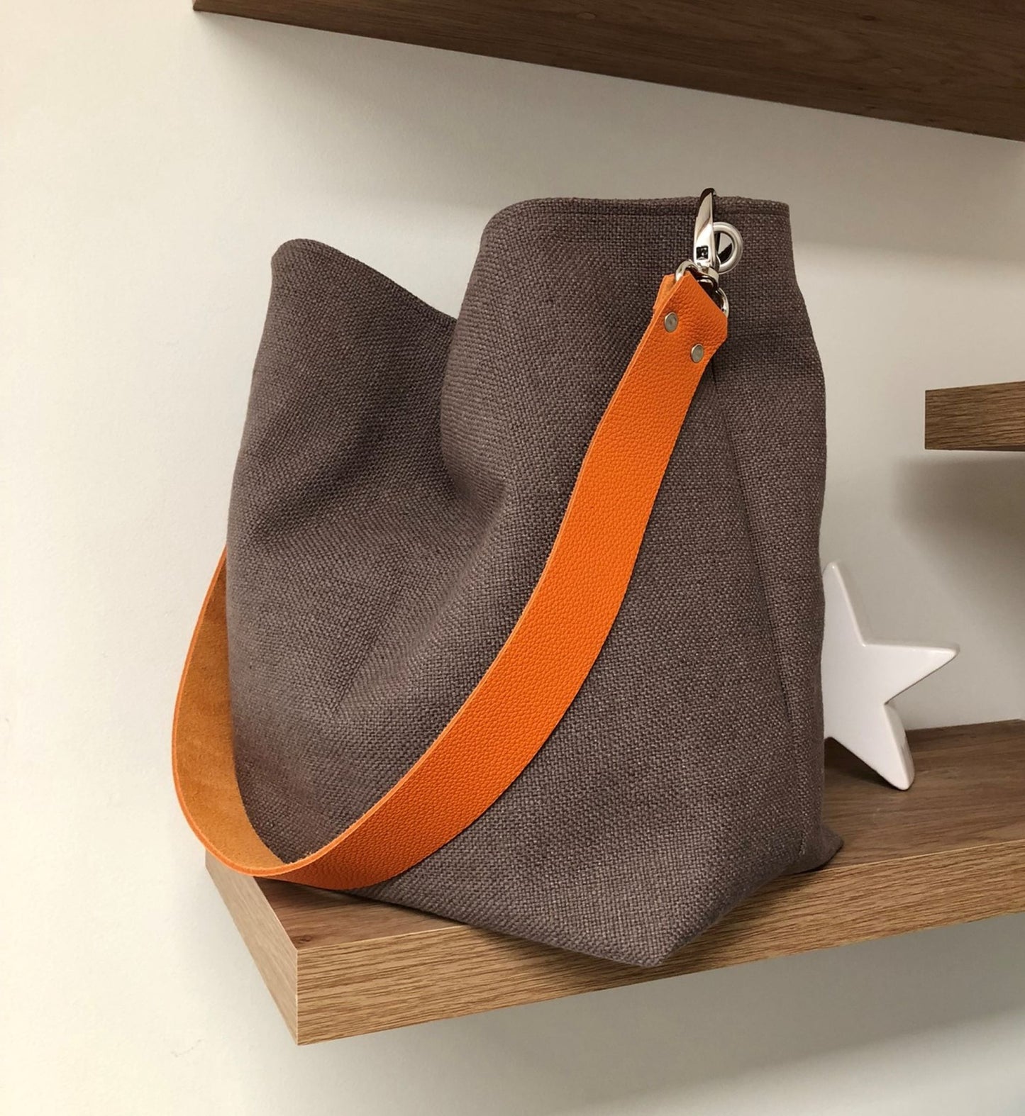 Hobo bag in earth brown linen, orange leather handle