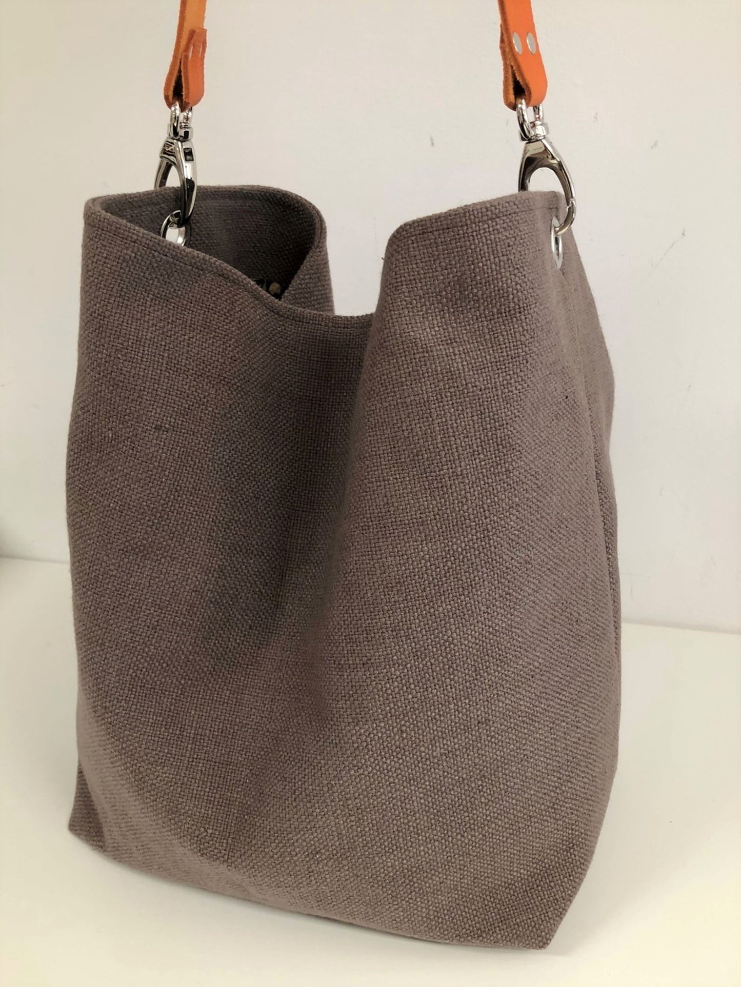 Hobo bag in earth brown linen, orange leather handle