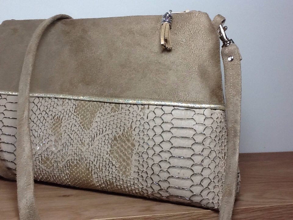 Le sac bandoulière Isa camel et doré aspect reptile