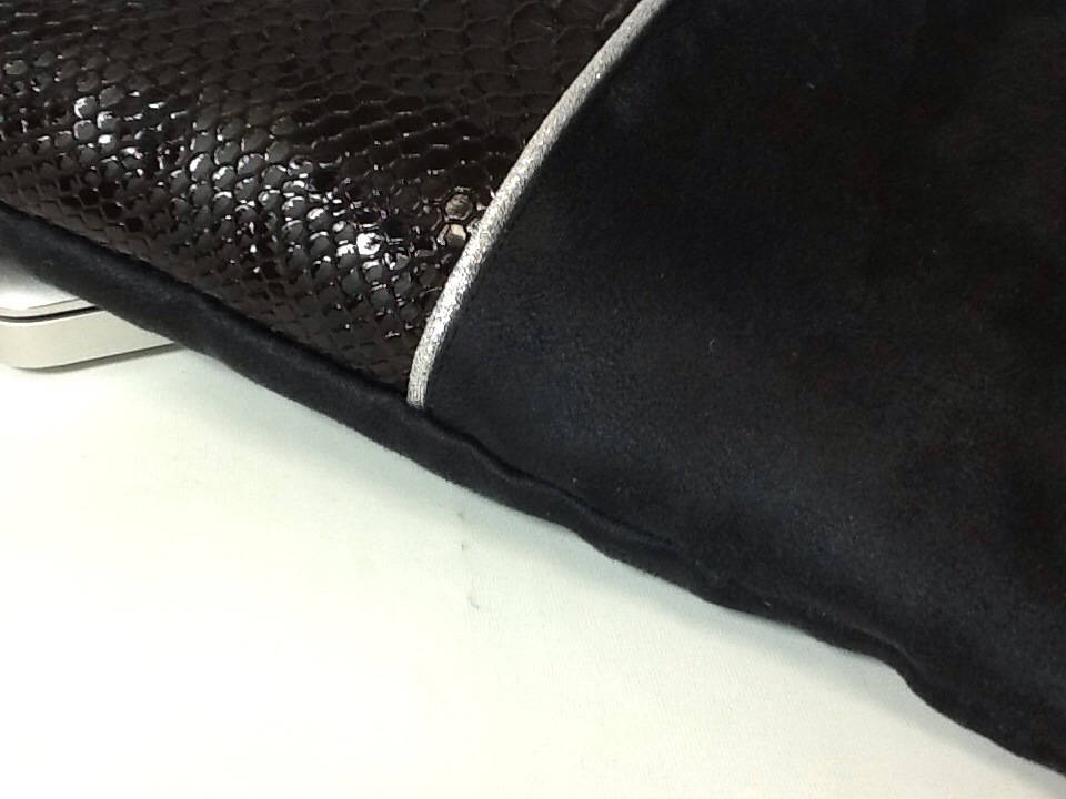 Pochette ordinateur noir et argenté aspect reptile avec poche chargeur