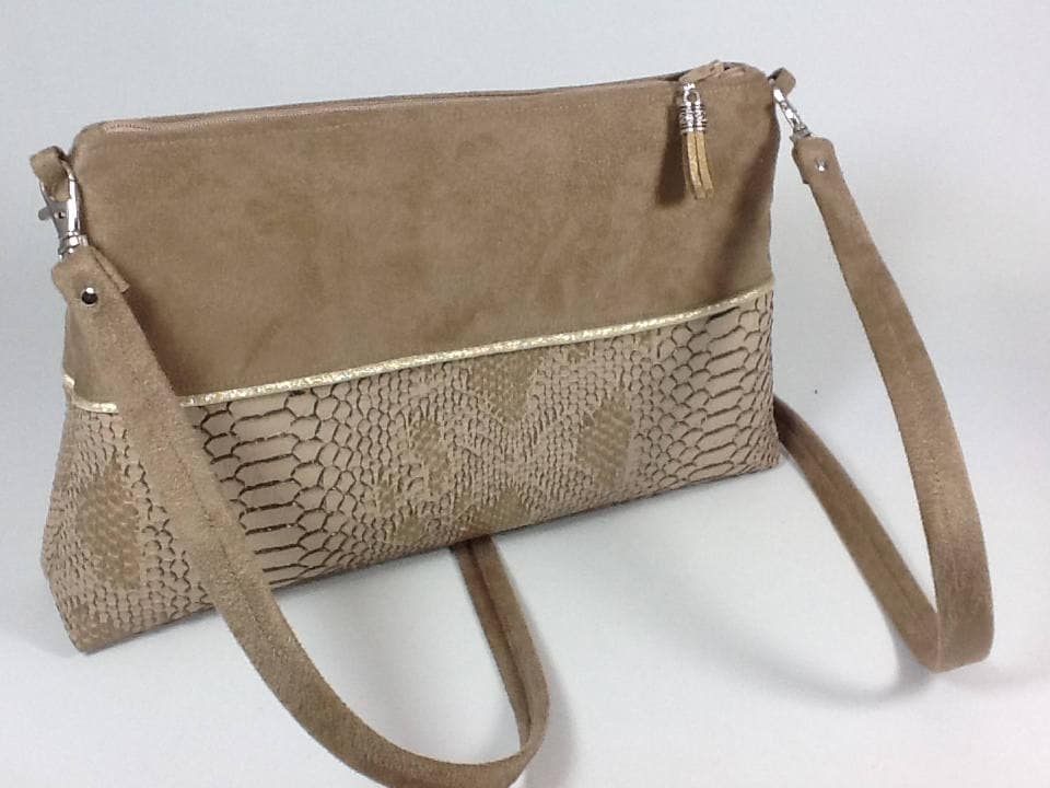 Le sac bandoulière Isa camel et doré aspect reptile